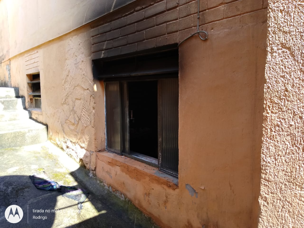 Bombeiros combatem incêndio em residência no bairro Funcionários 