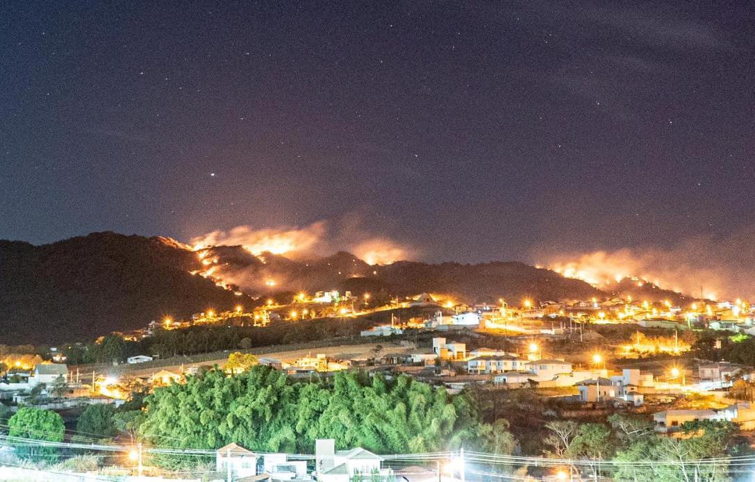 Incêndio na Serra de São José devasta mais de 50 mil metros quadrados em Tiradentes
