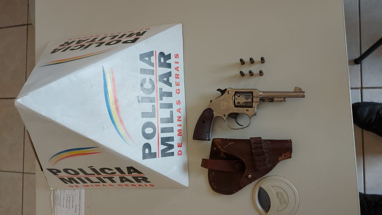 Polícia Militar encontra revólver em lixeira em Vasconcelos 